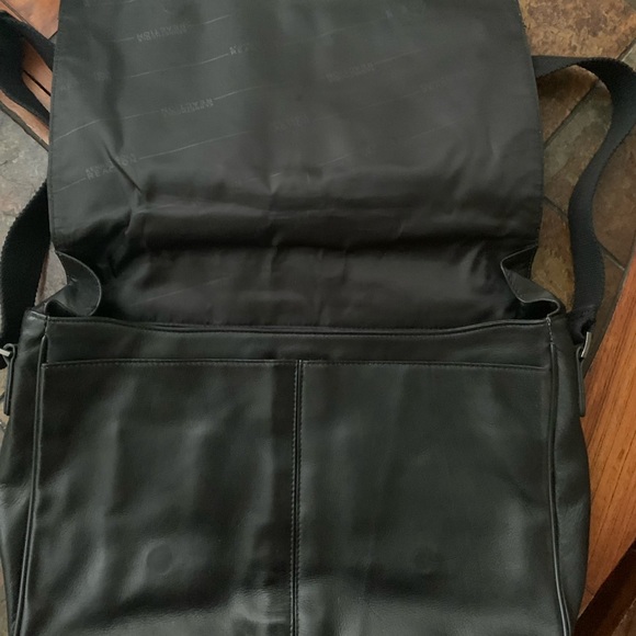 KENNETH COLE MESSENGER / LAPTOP BAG - Picture 2 of 5